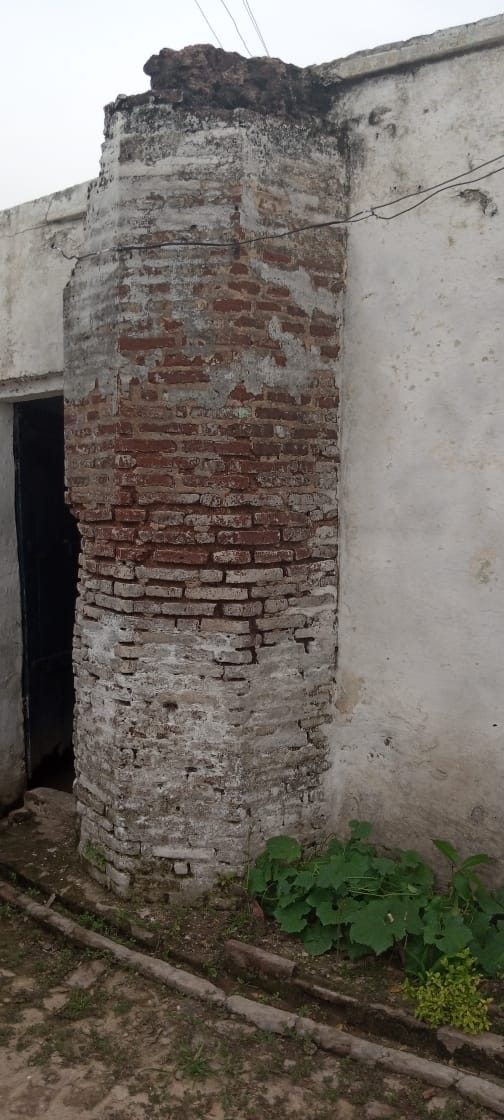 Padhar: gatehouse buttress incorporated into a house